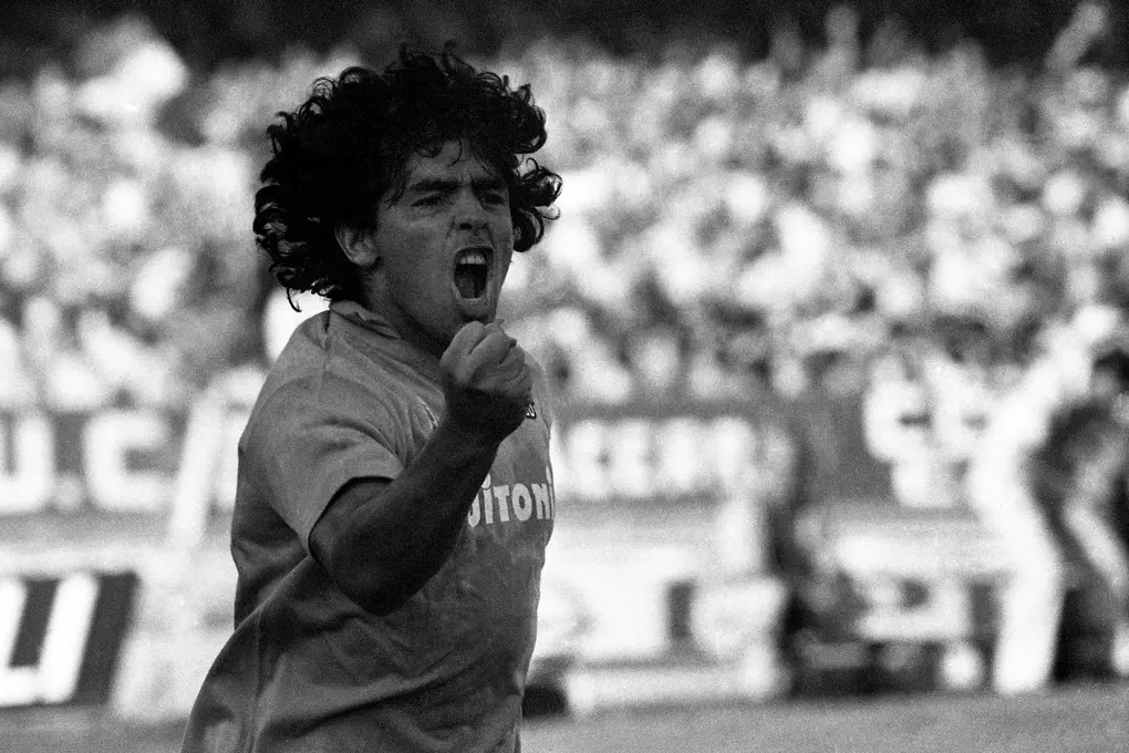 Maradona esultanta dopo un gran gol Sergio Siano